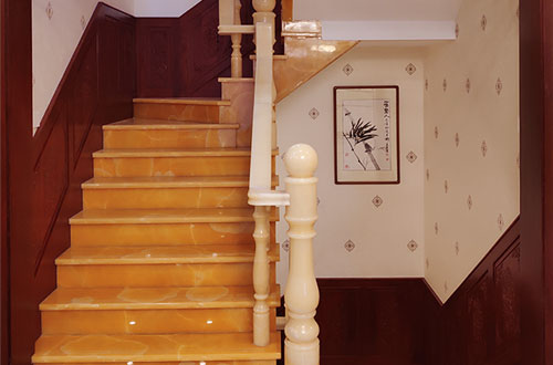 雅江中式别墅室内汉白玉石楼梯的定制安装装饰效果